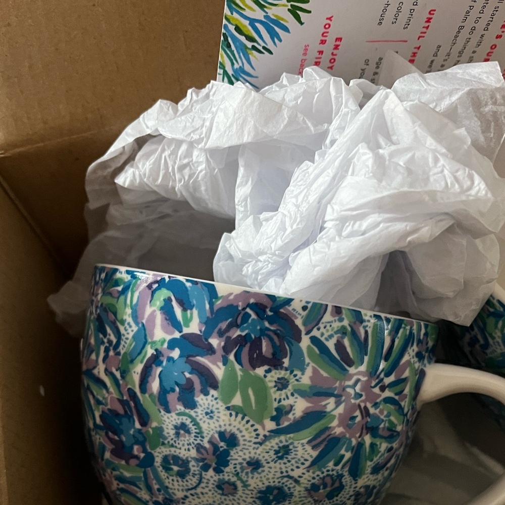 Lilly Pulitzer Set of 2 Mugs Purple and Blue Lion